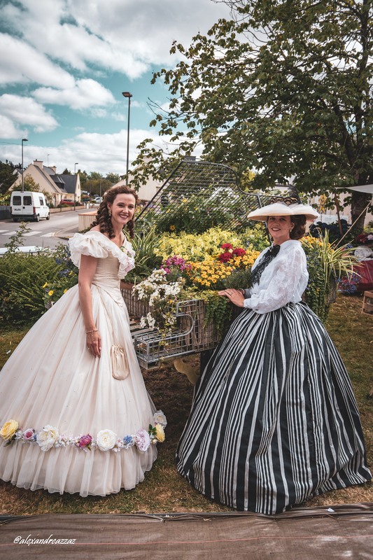 Membres de Crinolines & Cie en costumes Second Empire lors de la fête de Colpo`