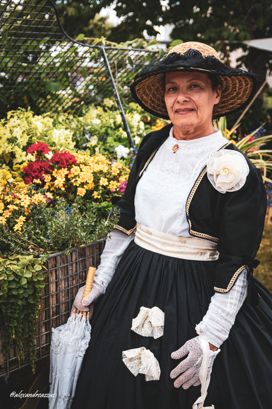 Membres de Crinolines & Cie en costumes Second Empire lors de la fête de Colpo`
