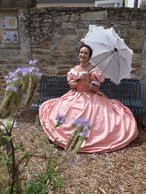Membres de Crinolines & Cie en costumes Second Empire lors de la fête de Colpo`
