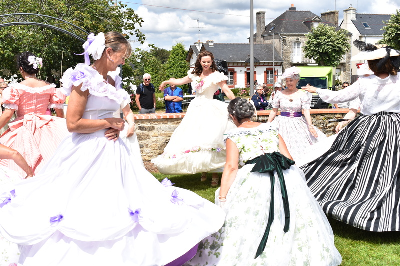 Membres de Crinolines & Cie en costumes Second Empire lors de la fête de Colpo`