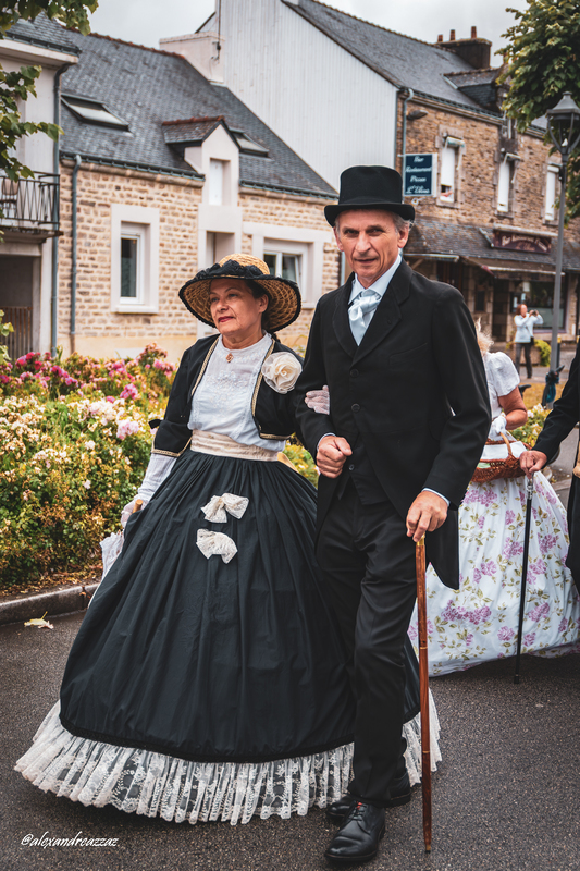 Membres de Crinolines & Cie en costumes Second Empire lors de la fête de Colpo`