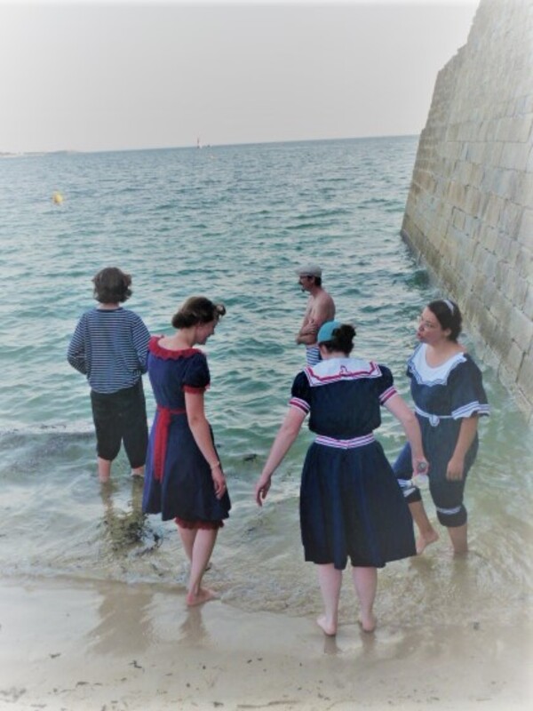 Costumes de bain 1900 sur la Grande Plage de Port-Louis
