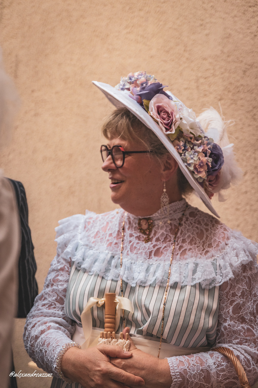 Défilé Belle Époque de Crinolines & Cie dans les rues de Port-Louis