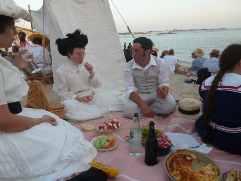 Grand pique-nique en costumes d’époque lors des Bains de Mer 1900