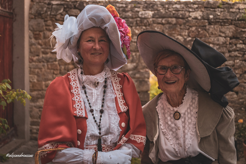 Défilé Belle Époque de Crinolines & Cie dans les rues de Port-Louis