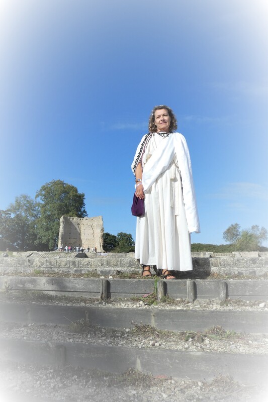 Membres de Crinolines & Cie en costumes gallo-romains au temple de Mars de Corseul