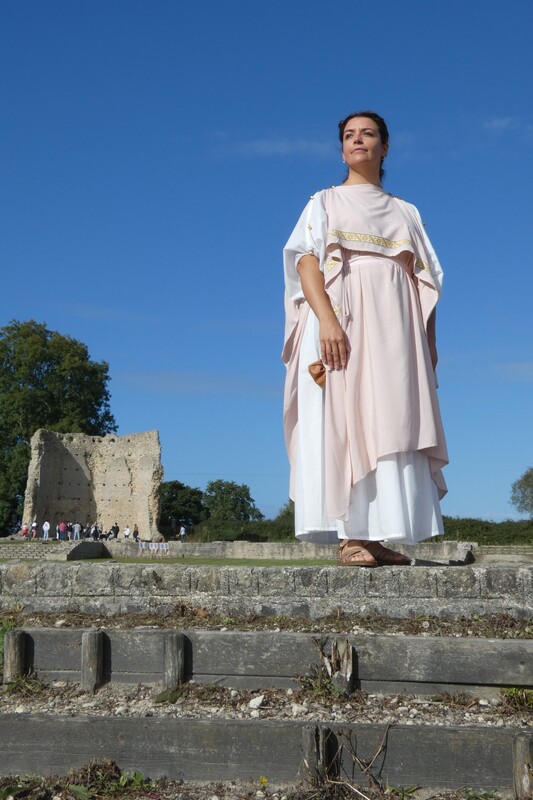 Membres de Crinolines & Cie en costumes gallo-romains au temple de Mars de Corseul