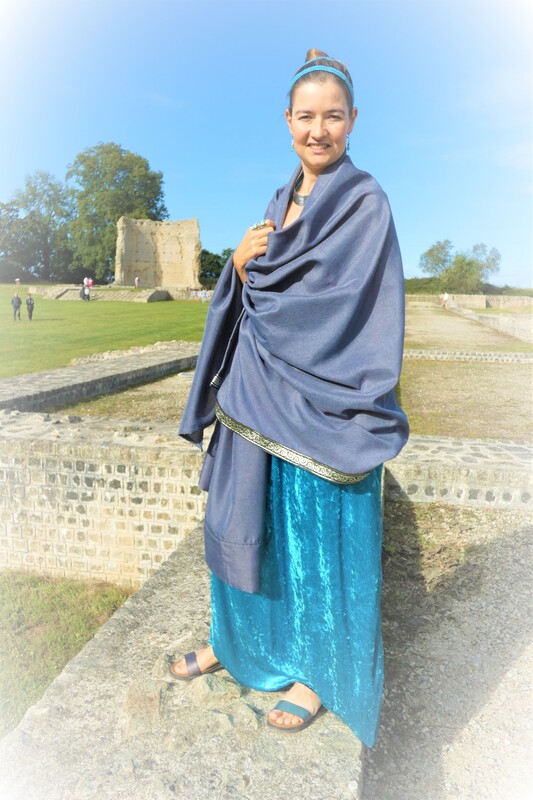 Membres de Crinolines & Cie en costumes gallo-romains au temple de Mars de Corseul