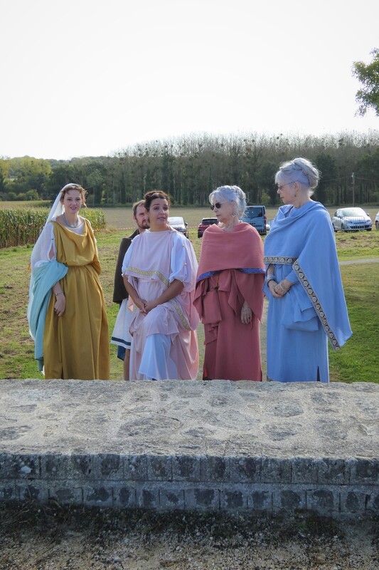 Membres de Crinolines & Cie en costumes gallo-romains au temple de Mars de Corseul