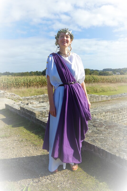 Membres de Crinolines & Cie en costumes gallo-romains au temple de Mars de Corseul