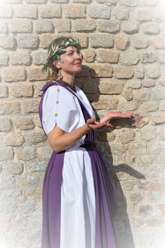 Membres de Crinolines & Cie en costumes gallo-romains au temple de Mars de Corseul