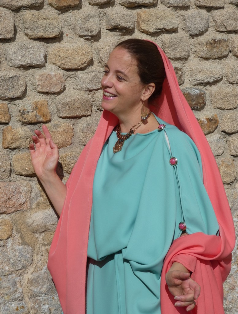 Membres de Crinolines & Cie en costumes gallo-romains au temple de Mars de Corseul