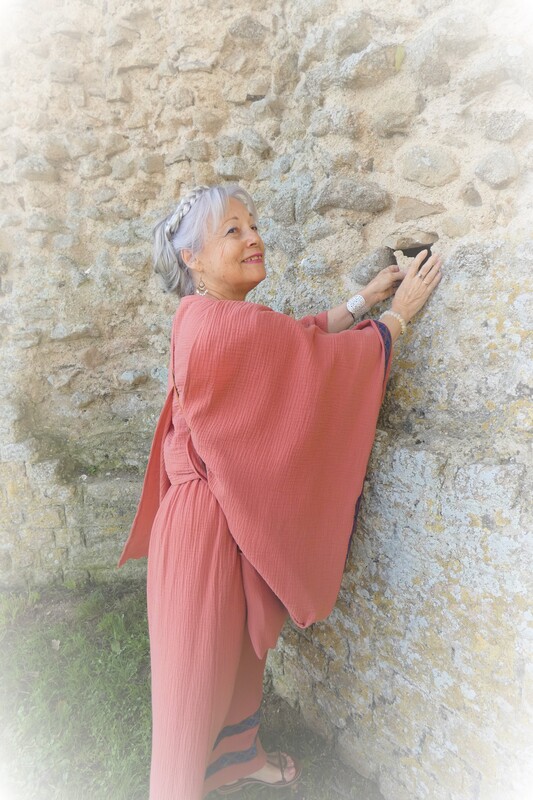 Membres de Crinolines & Cie en costumes gallo-romains au temple de Mars de Corseul