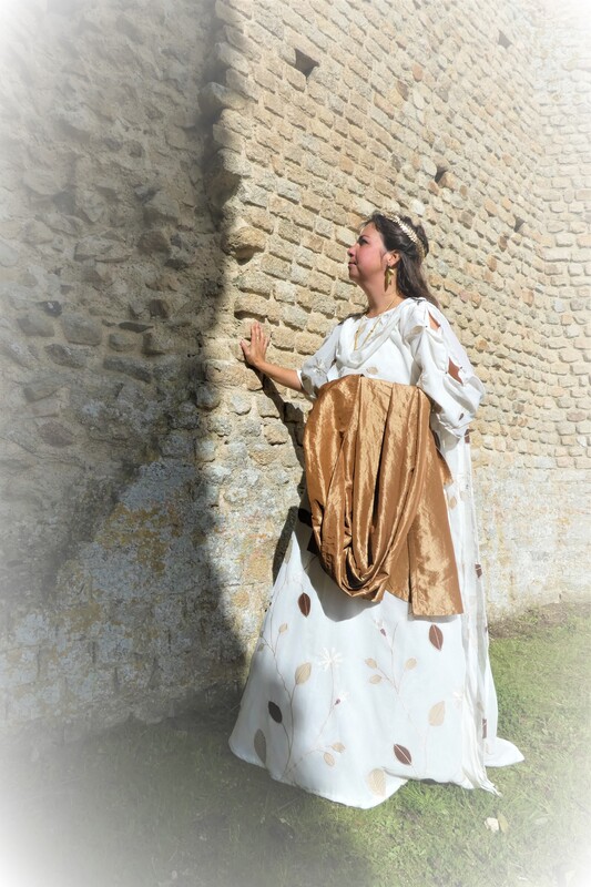 Membres de Crinolines & Cie en costumes gallo-romains au temple de Mars de Corseul