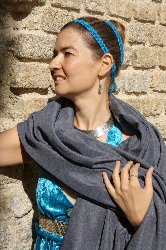 Membres de Crinolines & Cie en costumes gallo-romains au temple de Mars de Corseul