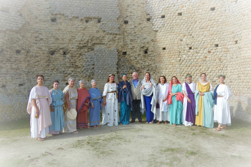 Membres de Crinolines & Cie en costumes gallo-romains au temple de Mars de Corseul