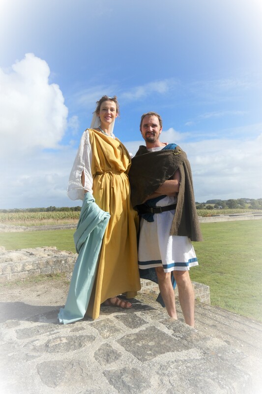 Membres de Crinolines & Cie en costumes gallo-romains au temple de Mars de Corseul