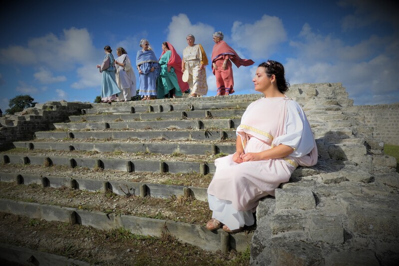 Membres de Crinolines & Cie en costumes gallo-romains au temple de Mars de Corseul