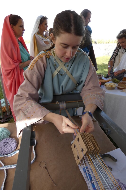 Membres de Crinolines & Cie en costumes gallo-romains au temple de Mars de Corseul