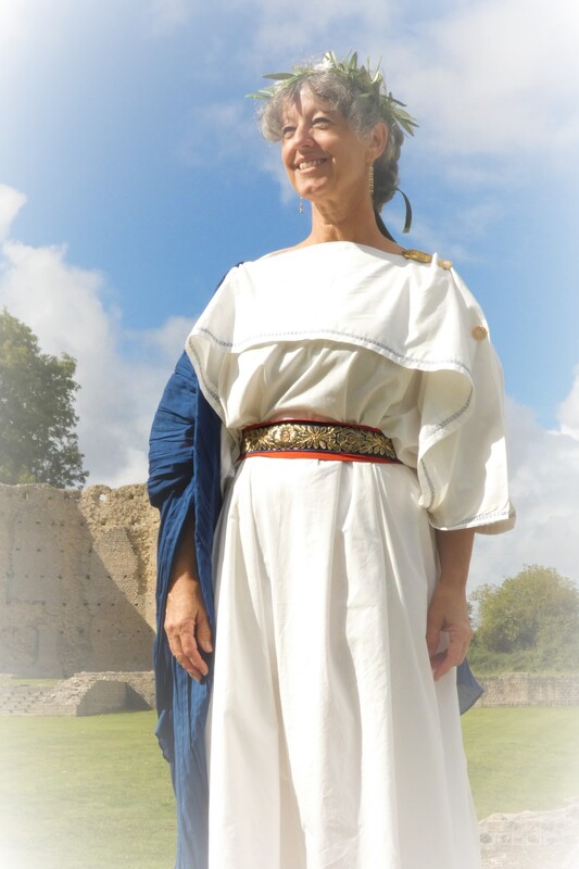 Membres de Crinolines & Cie en costumes gallo-romains au temple de Mars de Corseul