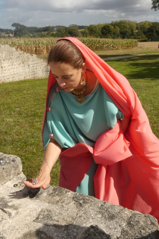 Membres de Crinolines & Cie en costumes gallo-romains au temple de Mars de Corseul