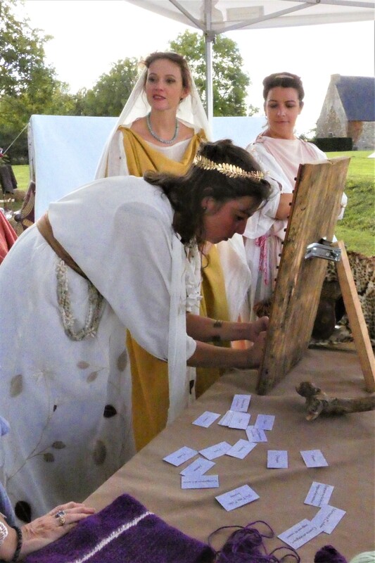 Membres de Crinolines & Cie en costumes gallo-romains au temple de Mars de Corseul