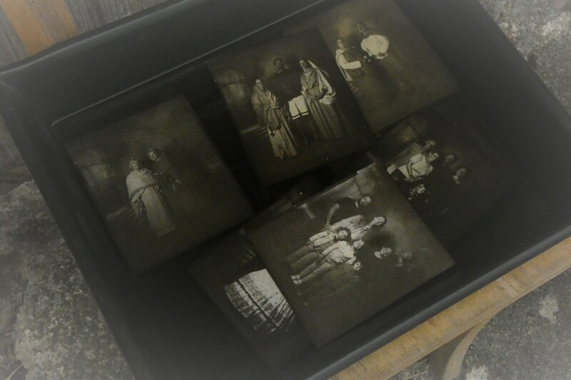 Photos en costumes antiques dans le cadre archéologique de Corseul