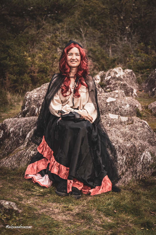 Costumes de sorcières et créatures magiques lors de la fête de la Sorcière à Brocéliande