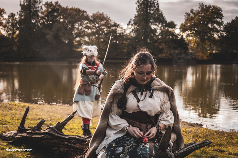 Les Aventuriers de l’Histoire en costumes fantastiques au château de Comper à Brocéliande