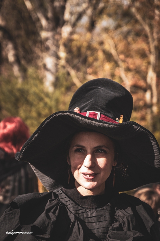 Costumes de sorcières et créatures magiques lors de la fête de la Sorcière à Brocéliande