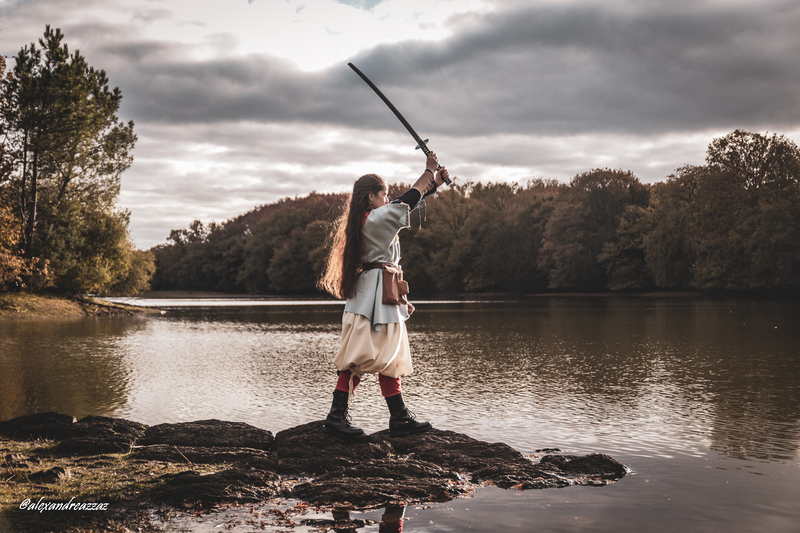 Costumes de sorcières et créatures magiques lors de la fête de la Sorcière à Brocéliande