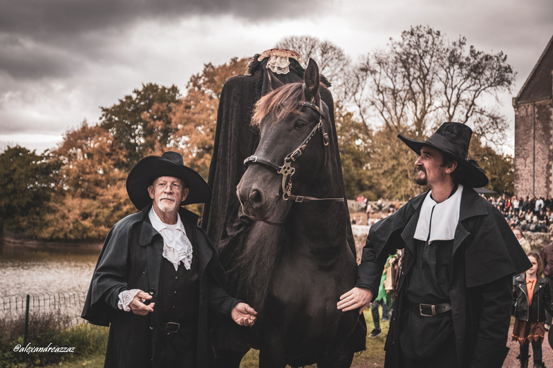 Les Aventuriers de l’Histoire en costumes fantastiques au château de Comper à Brocéliande