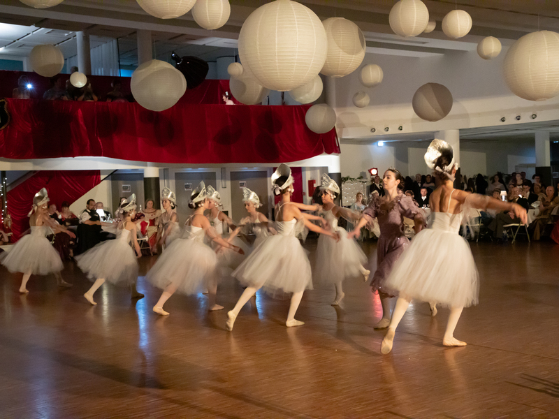 Danse classique Casse-Noisette interprétée par le groupe de Laure Desbois