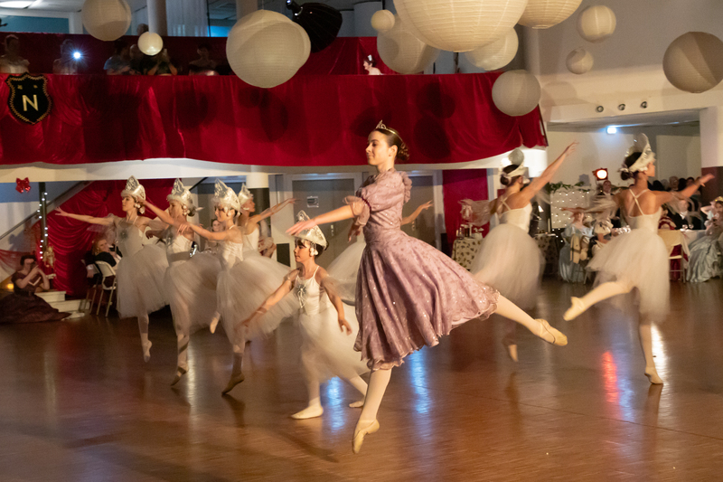 Danse classique Casse-Noisette interprétée par le groupe de Laure Desbois