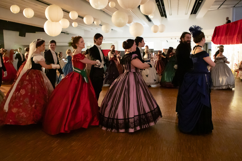 Bal de Noël à Napoléonville avec les membres de Crinolines & Cie en costumes historiques