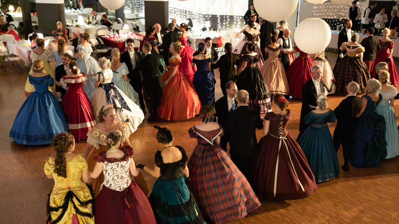 Bal de Noël à Napoléonville avec les membres de Crinolines & Cie en costumes historiques