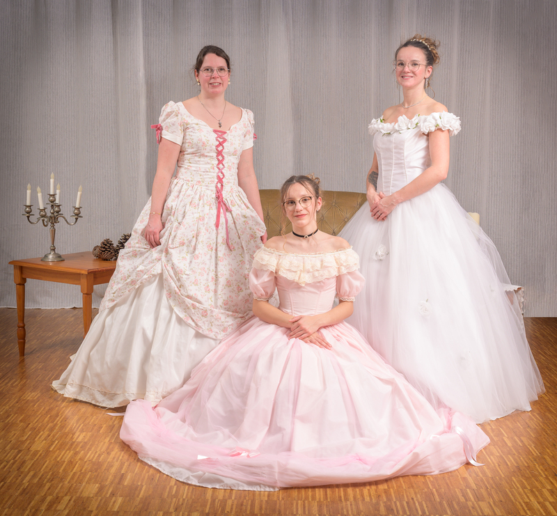 Bal de Noël à Napoléonville avec les membres de Crinolines & Cie en costumes historiques