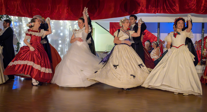 Bal de Noël à Napoléonville avec les membres de Crinolines & Cie en costumes historiques