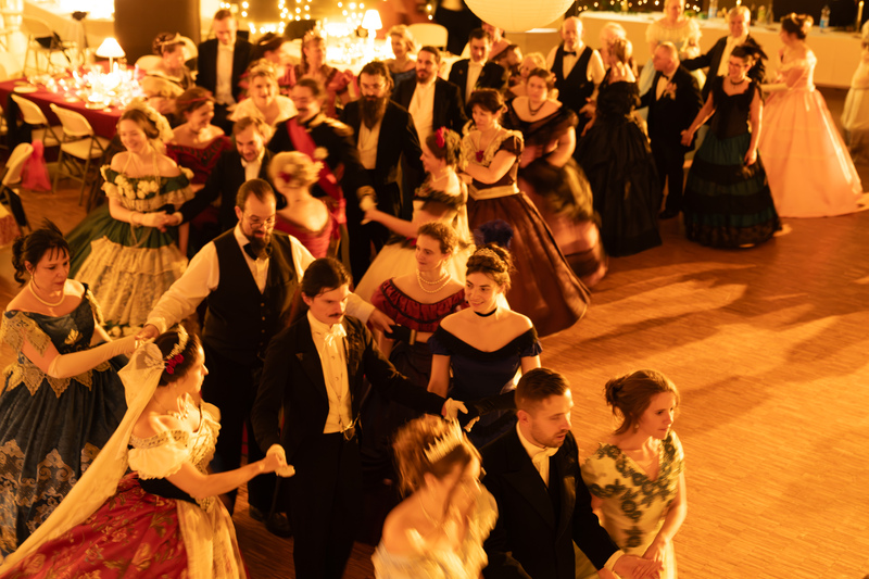 Bal de Noël à Napoléonville avec les membres de Crinolines & Cie en costumes historiques