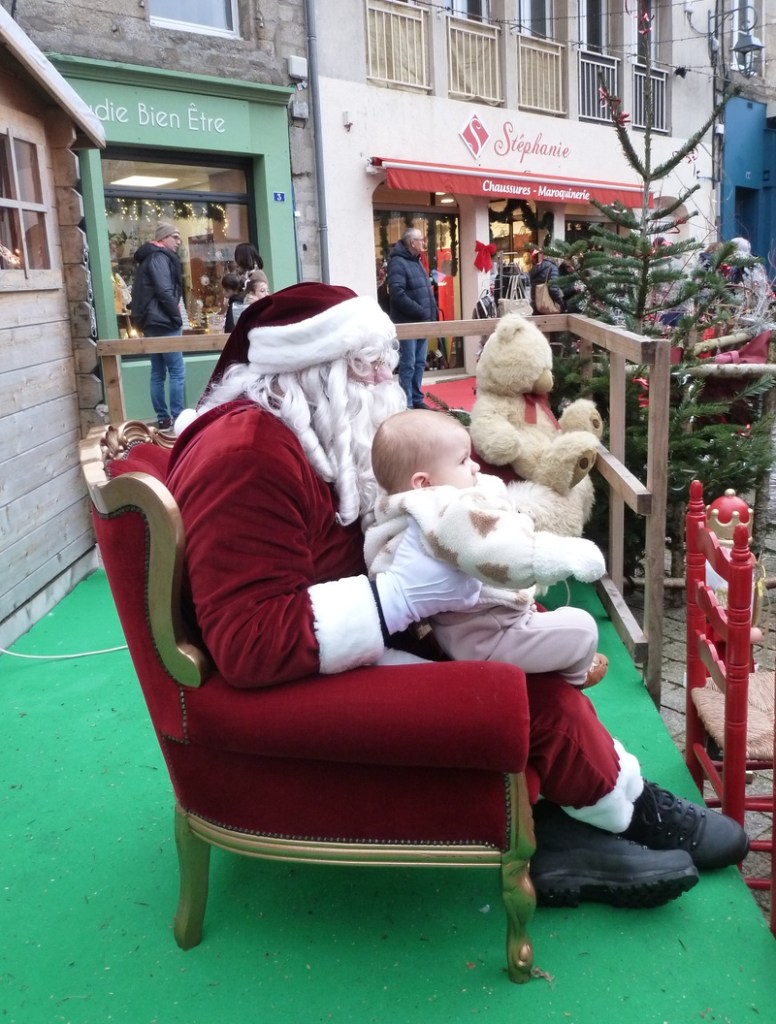 Le Père Noël accueille les enfants dans son chalet pour une photo souvenir