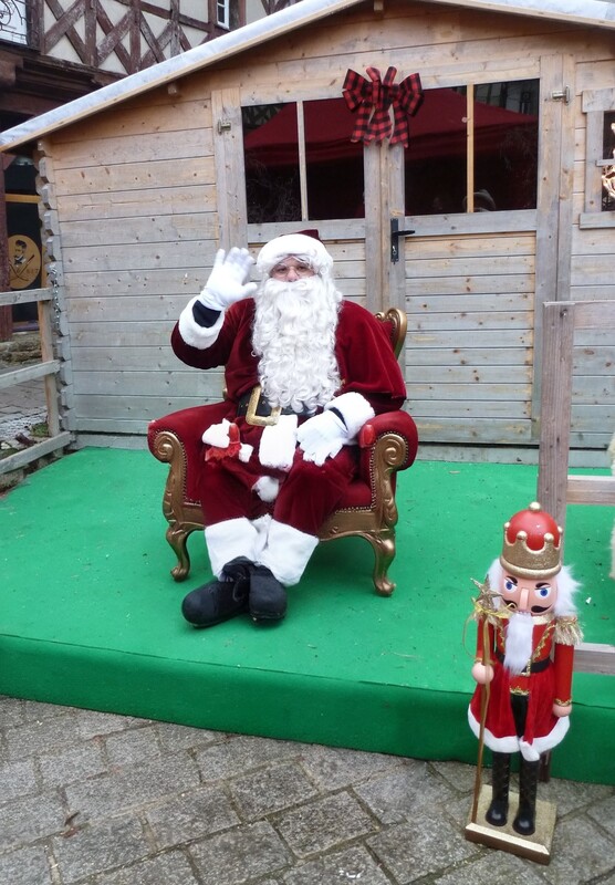 Le Père Noël accueille les enfants dans son chalet pour une photo souvenir