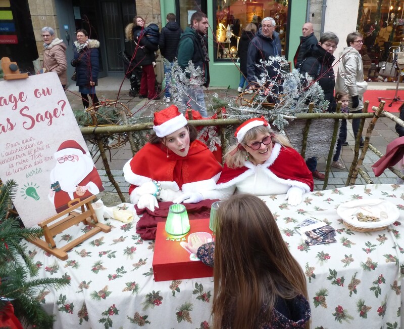 Lutins de Noël et machine à enfants sages lors du marché de Noël de Pontivy