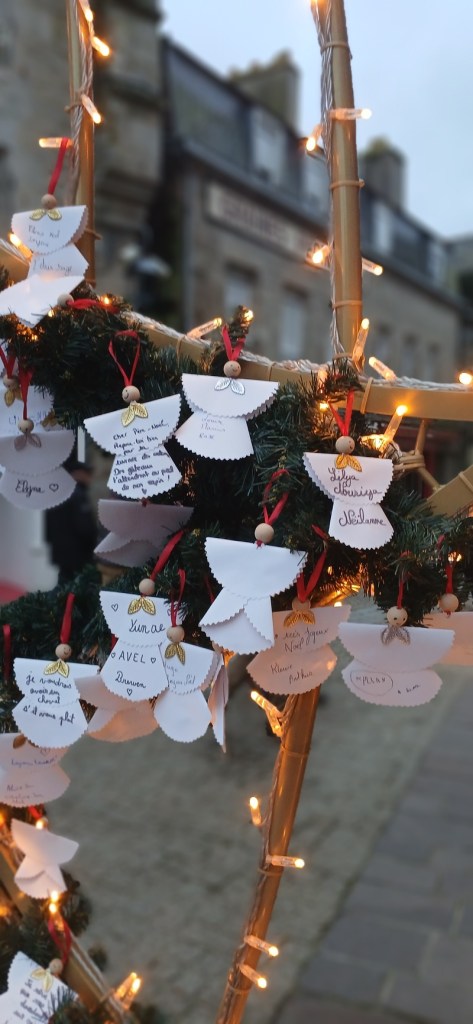 Messages laissés pour le père Noël sur les petits anges de Crinolines et Cie