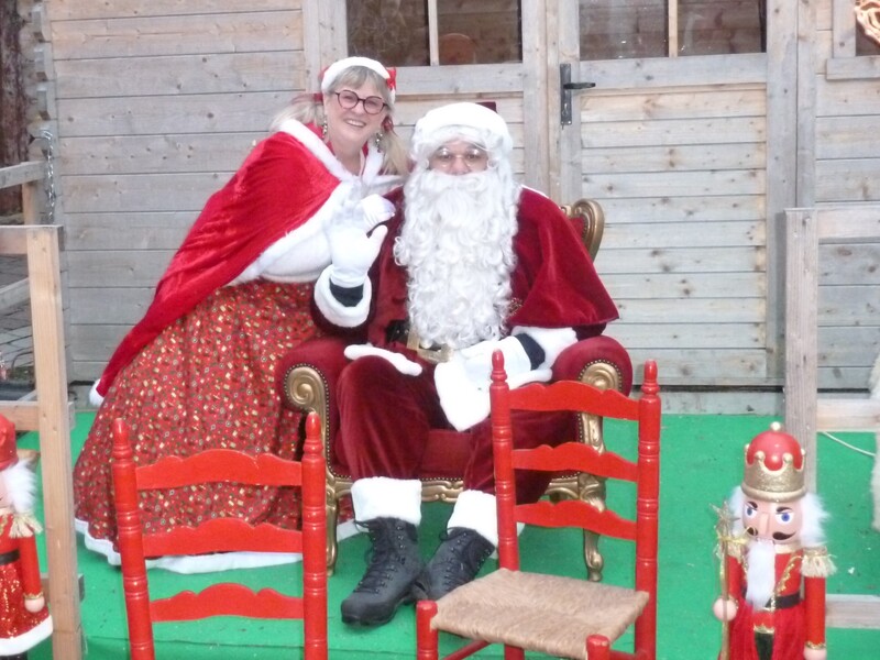 Le Père Noël accueille les enfants dans son chalet pour une photo souvenir