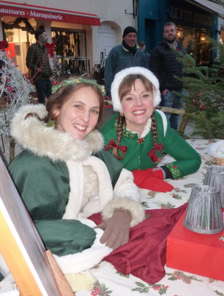 Lutins de Noël et machine à enfants sages lors du marché de Noël de Pontivy