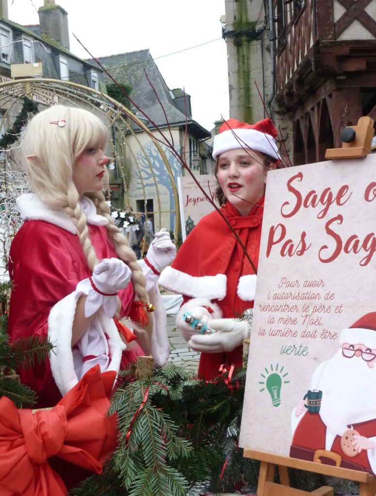 Village de Noël sur la place du Martray à Pontivy animé par Crinolines & Cie