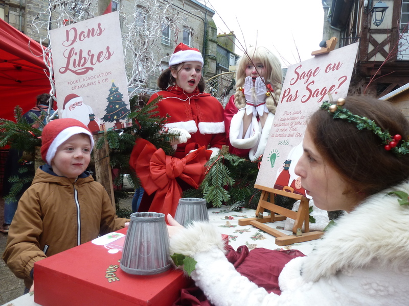 Village de Noël sur la place du Martray à Pontivy animé par Crinolines & Cie