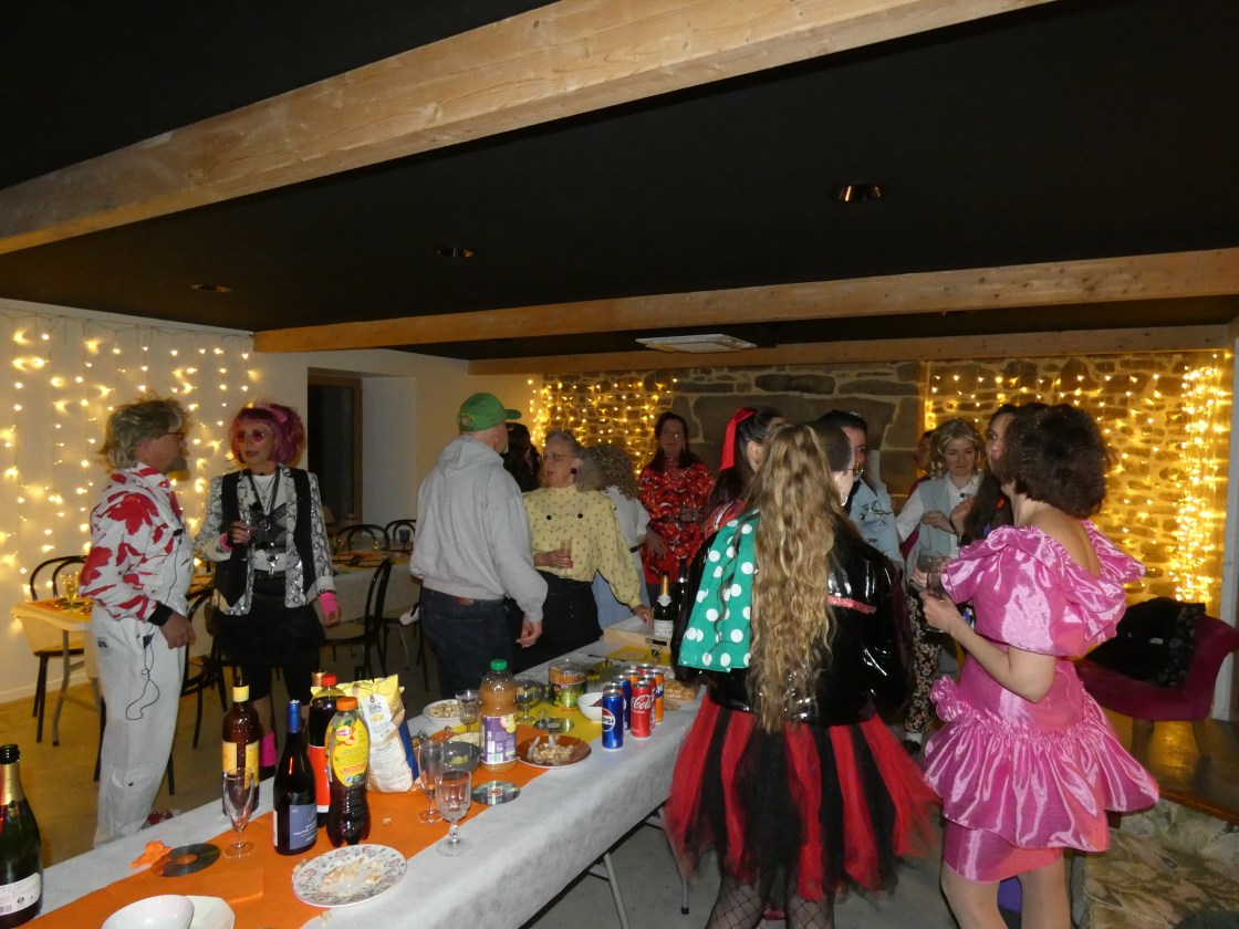 🎶 Une soirée 80’s inoubliable avec Crinolines & Cie