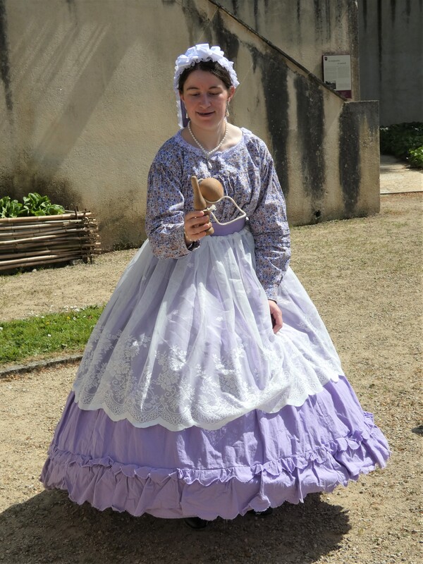 Jeux anciens bilboquet et nain jaune lors d’un événement historique