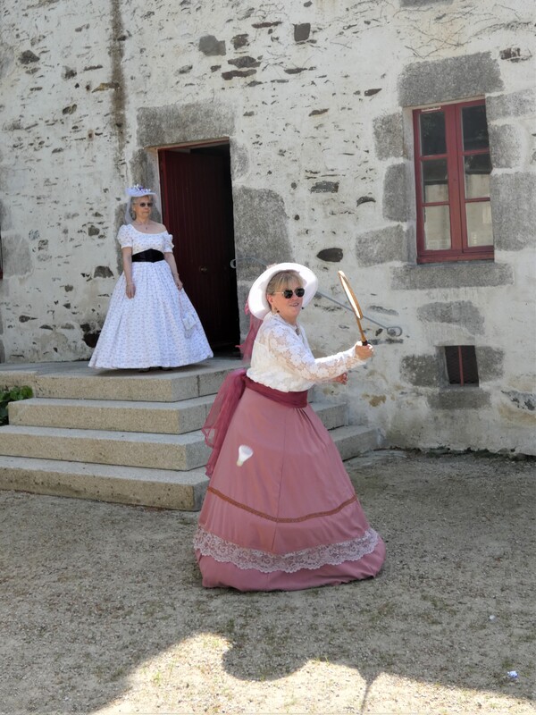 Jeux anciens bilboquet et nain jaune lors d’un événement historique